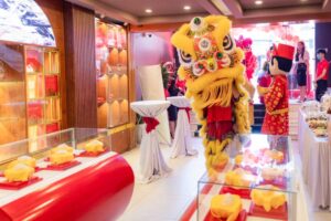 Múa lân khai trương Roynes