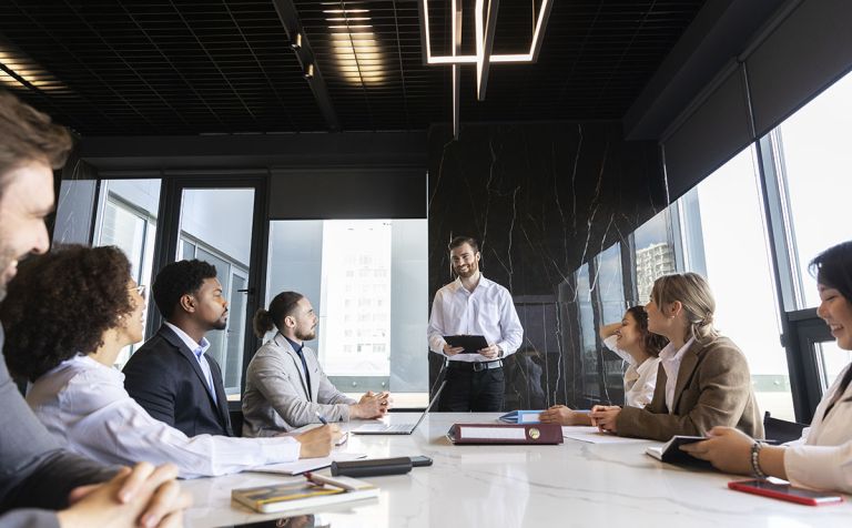 wrH71ZIe people taking part business event