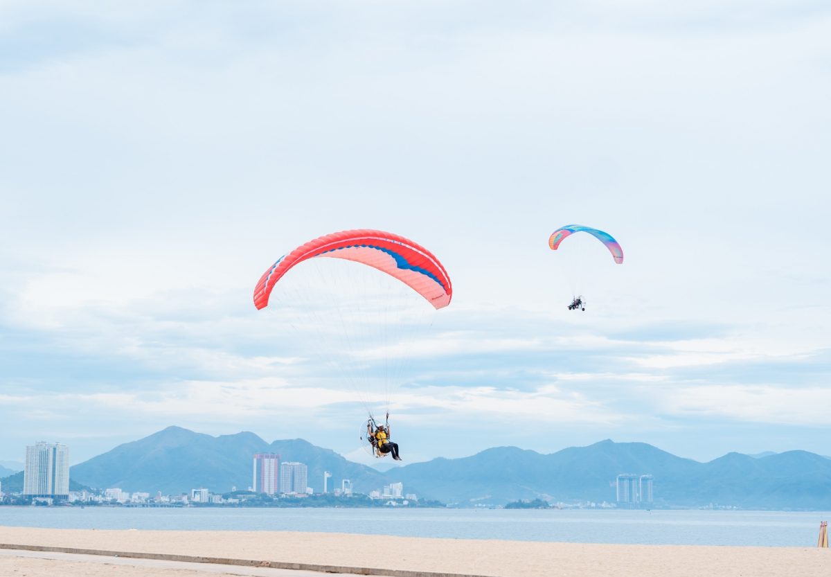 Bay dù lượn ngắm nhìn vẻ đẹp của Nha Trang luôn đem lại cảm giác phấn khích cho du khách