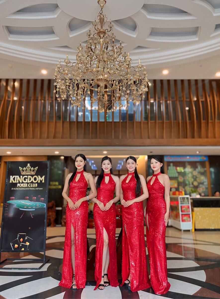 PG sự kiện, đầm kim sa đỏ