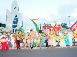 Diễu hành với 50 xe carnival ánh sáng tại Liên hoan du lịch biển Nha Trang 2024