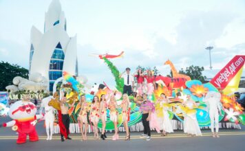 Diễu hành với 50 xe carnival ánh sáng tại Liên hoan du lịch biển Nha Trang 2024