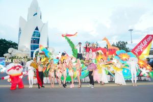 Home 10 Mẫu Tây tham gia sự kiện của Vietjet tại Carnival Ánh sáng – Liên hoan Du lịch Biển Nha Trang 2024.