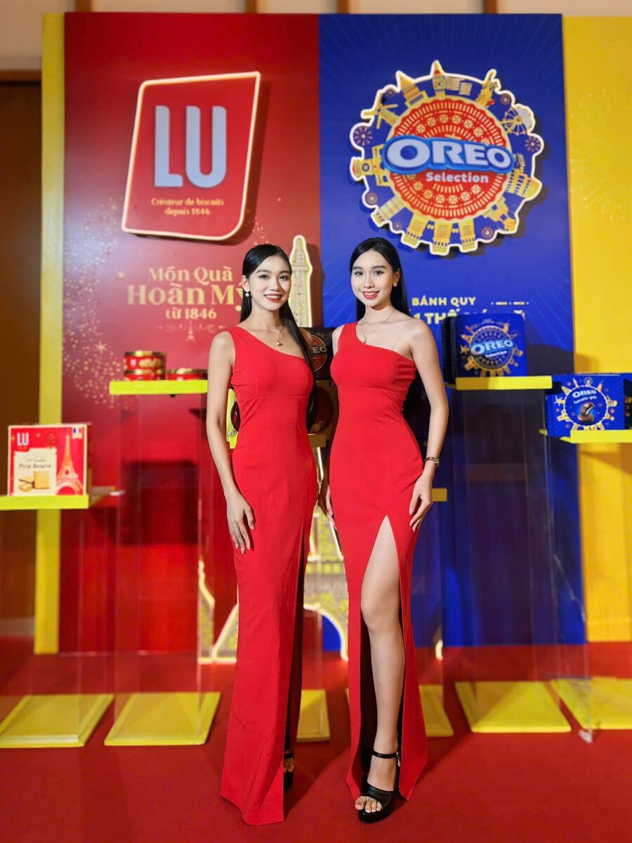 PG sự kiện, đầm đỏ