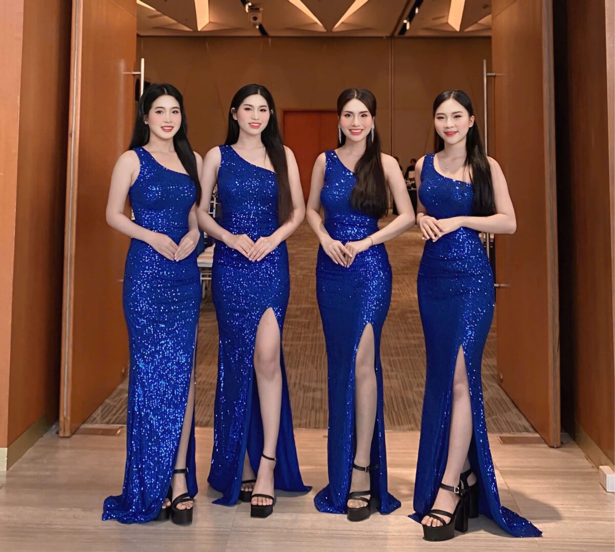 PG sự kiện, đầm kim sa xanh